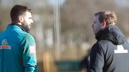 Stefanos Kapino (l.) im Gespräch mit Werder-Trainer Florian Kohfeldt.