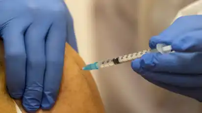 Rund eine Stunde nach einer Impfung gegen das Coronavirus ist es im Landkreis Diepholz zu einem Todesfall gekommen (Symbolbild).