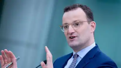 Jens Spahn (CDU), Bundesminister für Gesundheit, gibt in seinem Ministerium eine Pressekonferenz zur Impfstrategie der Bundesregierung.