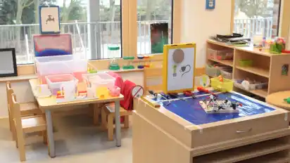 Im Forscherraum können Kinder unter anderem mit Wasser experimentieren.
