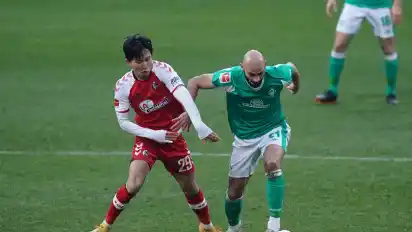 Reichlich Arbeit hatten Ömer Toprak (r.) und Co. im Spiel gegen den SC Freiburg.