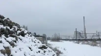 Noch werden auf dem Gelände der alten Hafenbahn an der Reitbrake verschiedene Baumaterialien gelagert und umgeschlagen. Möglicherweise entsteht hier aber bald eine Bahnwerkstatt.