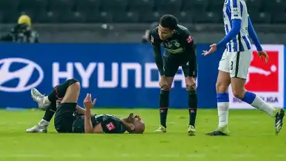 Ömer Toprak (l.) hat sichtlich Schmerzen - längere Zeit sollte er allerdings nicht ausfallen.
