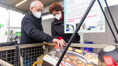 Ob Raclette-Grill oder Stehlampe: Georg Regier und Daniela Gräf vom MGH Brinkum sehen nach, was aufbereitet werden kann.