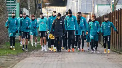 Der SV Werder Bremen muss auch am Samstag gegen den FC Schalke 04 auf ein Quartett verzichten.