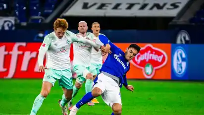 Im Zweikampf: Werders Josh Sargent gegen Schalkes Ozan Kabak.