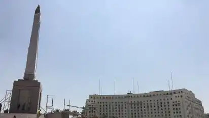 Der Obelisk aus Granit auf dem Tharir-Platz ist verhüllt. Vier Katzengötter aus Luxor sollen zu seinen Füßen aufgebaut werden. Doch die steinernen Tiere sind bis jetzt noch nicht in Kairo eingetroffen.