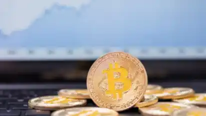 Bitcoins sind schwankungsanfällig - Anleger müssen daher auch mit Kursverlusten stets rechnen. Foto: Florian Schuh/dpa-tmn
