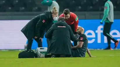 Gegen Hertha BSC musste Ömer Toprak verletzt vom Feld. Hinter einem Einsatz gegen Schalke steht ein großes Fragezeichen.