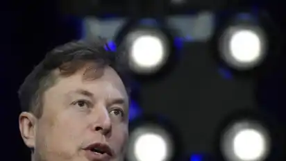 Beiläufiger Hashtag, große Wirkung: Tesla-Gründer Elon Musk hat in den vergangenen Wochen mehrfach mit Tweets Börsenkurse beeinflusst. Foto: Susan Walsh/AP/dpa