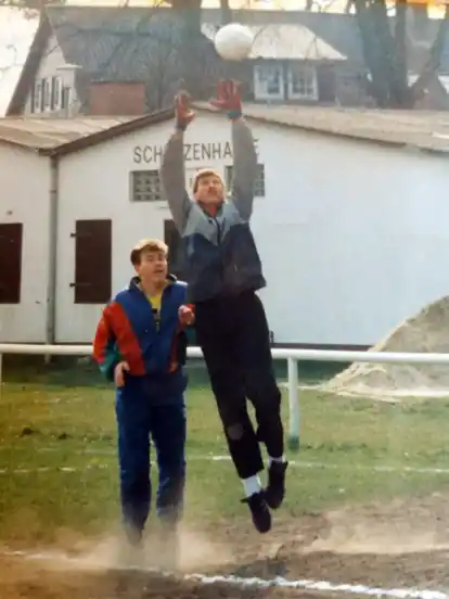 Ein undatiertes Bild aus alten Zeiten: Helmut Niemeyer in Aktion auf dem Bokeler Fußballplatz.