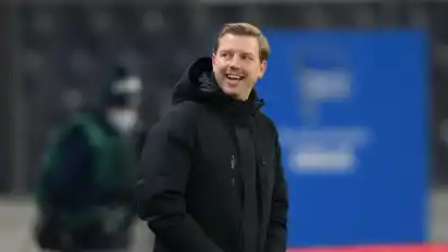 Hat gut lachen nach dem Erfolg in Berlin: Werder-Trainer Florian Kohfeldt war zufrieden mit dem Spiel seiner Mannschaft.