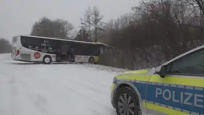 Querlage: Ein Bus ist am Sonntag nahe Bassum quer über die Bundesstraße 51 gerutscht.