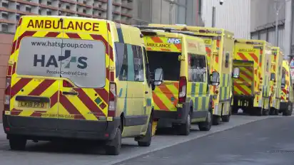 Krankenwagen parken vor dem London Royal Hospital in Whitechapel. Englands Inzidenzwert hat mittlerweile die 400 überschritten.