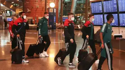 Die Spieler des FC Bayern bei der Ankuft am Flughafen in Doha. Foto: -/FIFA/dpa