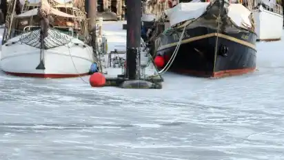 Im Februar 2012 waren die Schiffe im Vegesacker Hafen eingefroren. Ähnlich muss die Situation zum Jahreswechsel 1995/1996 ausgesehen haben. Der Eigner des gesunkenen Fischkutters „Insa“ vermutete, dass Eis einen Riss in der Bordwand verursacht hatte.
