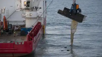 Ein Bergungsschiff hebt vor der Nordwestküste der Niederlande einen Container vom Meeresboden.
