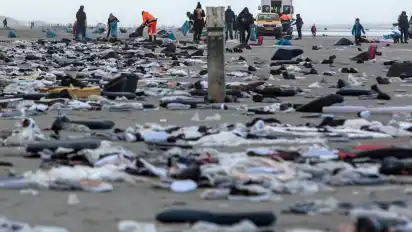 Freiwillige sammeln am Strand der niederländischen Insel Ameland angespülte Waren ein, die aus den über Bord gegangenen Containern der "MSC Zoe" stammen.