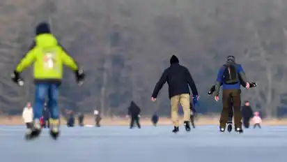 Schlittschuhläufer auf dem Heiligen See in Potsdam - das Eis muss für dieses Wintervergnügen immer dick genug sein. Foto: Ralf Hirschberger/dpa-Zentralbild/dpa-tmn