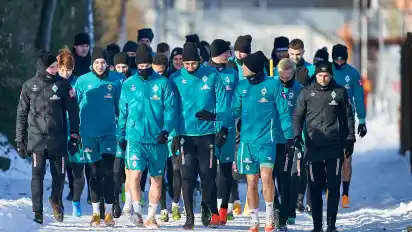 Die Mannschaft von Werder Bremen auf dem Weg zum nicht-öffentlichen Training am Mittwoch. Am Dienstag, 2. März, spielen sie gegen den SSV Jahn Regensburg.