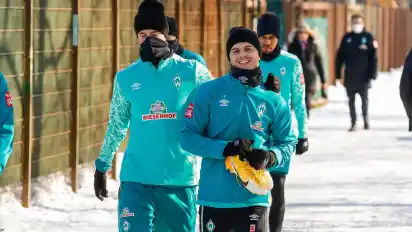 Marco Friedl und Milot Rashica auf dem Rückweg vom Training in die Kabine.