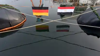 Die deutsche und die ägyptische Flagge bei einer U-Boot-Übergabe auf der Thyssen-Krupp-Werft in Kiel.