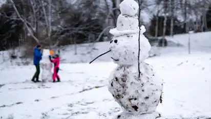 Für das Wochenende ist starker Schneefall vorausgesagt. Daher könnte es schwierig werden, am Montag zu Schule zu kommen.