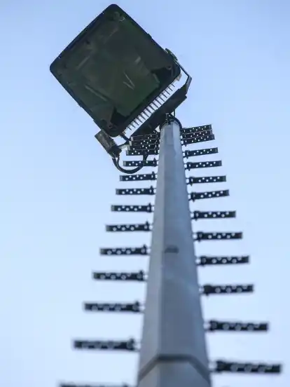 Die LED-Technologie kommt bei Flutlichtanlagen in Bremen seit 2017 zum Einsatz. Im Norden der Stadt ist bisher nur die Beleuchtung auf der Sportanlage des Blumenthaler SV umgerüstet worden.