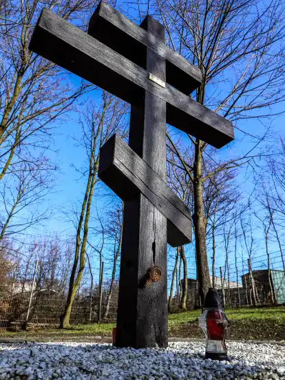 Auf dem früheren Gelände des „Russen-Friedhofs“ erinnert seit 1996 ein russisch-orthodoxes Holzkreuz an die dort einst verscharrten Opfer der NS-Herrschaft.