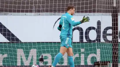 Der FC Bayern um Nationaltorhüter Manuel Neuer verlor in Frankfurt. Foto: Arne Dedert/dpa