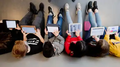 Schüler einer siebten Klasse lernen mit iPads im Mathematikunterricht.