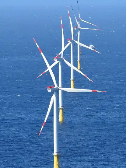 Auf 20 Gigawatt soll die Produktion der Windkraft in den nächsten zehn Jahren steigen. Das hält der Bremer Umweltstaatsrat Ronny Meyer (Grüne) für einen „ersten wichtigen Schritt“. Doch er sieht noch keine langfristige Perspektive für die Unternehmen und zugleich das Ziel der Energiewende. „So schafft man weder Wertschöpfung in Norddeutschland noch die notwendige Energiewende“, kommentierte Meyer im Anschluss an das Treffen der Küstenländer mit Vertretern der Bundesregierung und der Branche in Hannover.