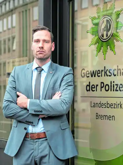 Jochen Kopelke ist 31 Jahre alt, Polizeikommissar und seit 2005 bei der Polizei Bremen. Seit 2014 ist er Vorsitzender der Gewerkschaft der Polizei (GdP) im Landesbezirk Bremen.