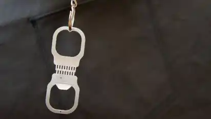 Der Flaschenöffner in Handschellen-Form ist so gefragt, dass er momentan ausverkauft ist.