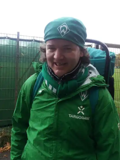 Für Migräne-Leidende geht er vom niedersächsischen Hollen nach Gelsenkirchen: der Werderfan Stefan Schmonsees.