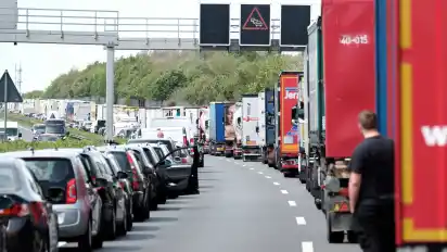 Ein häufiges Bild auf der A2: Nach einem Unfall haben die Autofahrer eine Rettungsgasse gebildet.