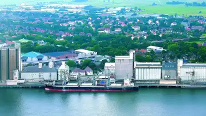 Mit dem Bau des neuen, 90 Meter hohen Silos 6 (rechts) – mit 22,5 Millionen Euro die größte Einzelinvestition in der Geschichte der J. Müller Aktiengesellschaft – hat sich die Braker Hafensilhouette deutlich verändert.