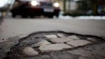 Schlaglöcher: Irgendwann reichen Reparaturen nciht mehr aus und die ganze Straße muss saniert werden.