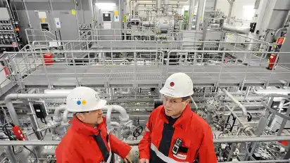Betriebsleiter Michael Wiedemeyer (links) und Hans-Hermann Nack in einer der Verdichterhallen. Im Sommer, wenn Exxon Mob