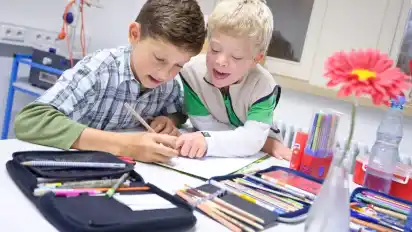 Inklusion – die gemeinsame Unterrichtung von Schülern mit und ohne Handicap – gilt in Niedersachsens Grundschulen mit Beginn dieses Schuljahres ohne Ausnahme. Die bisherigen Förderschulen für die Klassen eins bis vier gibt es nicht mehr.