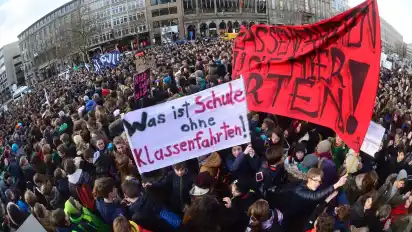 Schüler demonstrieren in Hannover gegen den Klassenfahrten-Boykott von Gymnasiallehrern. Der Landesschülerrat hat zu einem landesweiten Schulstreik aufgerufen.