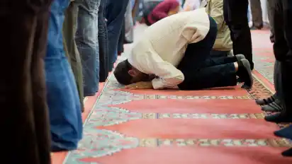 Muslime beten in der Moschee Eyüp Sultan Camii in Ronnenberg in der Region Hannover. Als Reaktion auf die öffentliche Debatte über die Lage in der Türkei und islamistischen Terror schiebt die rot-grüne Landesregierung in Niedersachsen den unterschriftsreifen Islamvertrag auf.