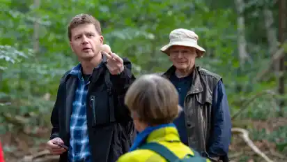 Pilzexperte Jörg Albers aus Tostedt leitet regelmäßig Pilzexkursionen im Landkreis Verden. Auch durch viele Fragen ließ er sich nicht aus der Ruhe bringen und bestimmte sogar seltene Pilze.