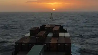Auch von Containerschiffen aus gibt es schöne Sonnenuntergänge zu sehen. Die „CFS Panjang“ ist auf dem Weg von Jamaika nach Guatemala. In den Containern befinden sich auch Hilfsgüter von den Vereinten Nationen.