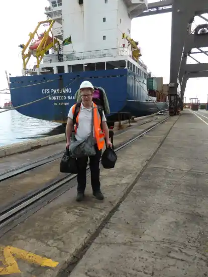 Im Hafen von Kingston auf Jamaika, kurz bevor ich an Bord gehe. Im Hintergrund ist die „CFS Panjang“ zu sehen.
