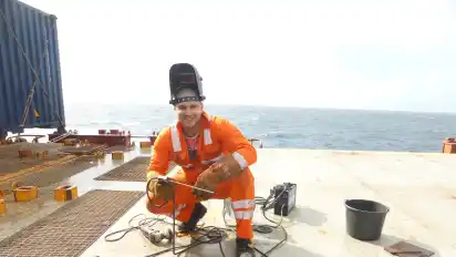 Schlosser Kostya Vakulenko schweißt an einer Befestigung für einen Container, damit diese wieder funktioniert.