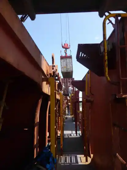 Im Hafen von Santo Tomás in Guatemala kommen neue Container auf das Schiff. Das Abladen und Verladen der Container übernehmen in den Häfen die Mitarbeiter vom Terminal. Die Crew, allen voran der Erste Offizier, Jovan Weir, überwachen die Arbeiten.