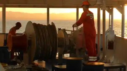 Deckkadett Emre Kilicoglu steht an der Seilwinde am Heck des Schiffs. Vollmatrose Mesut Deedeli hält das Tau, um es vernünftig aufzuwickeln. Damit wird das Schiff an der Kaimauer festgemacht.