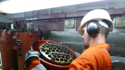 So ähnlich wie im Auto, nur wesentlich größer: Der Zweite Maschineningenieur Vlas Sychuhov checkt im Maschinenraum einen der Ölfilter.