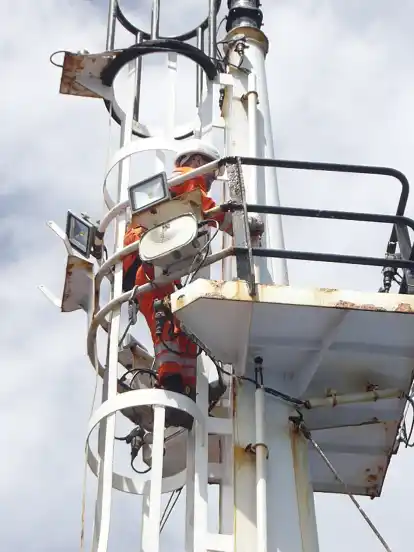 Der Zweite Schiffsingenieur, Vlas Sychuhov, klettert in den Turm des Schiffs, um dort eine Lampenbirne auszuwechseln. Da es etwas schwanken kann, hat er am Leiterturm sein Sicherheitsgurtzeug mit einem Drahtseil befestigt.